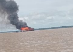 BARCO CARREGADO DE COMBUSTÍVEL PEGA FOGO NO AMAZONAS