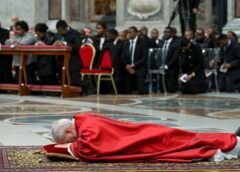 PAPA LEÃO XIV CELEBRA PELA PRIMEIRA VEZ MISSA DA PAIXÃO DE CRISTO NO VATICANO