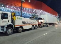 DETRAN-AM AUTUA CONDUTOR DE CAMINHÃO QUE COLIDIU CONTRA POSTE DE ILUMINAÇÃO NA ZONA LESTE DA CAPITAL