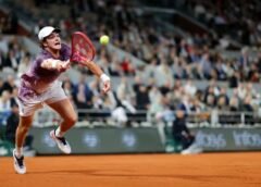 JOÃO FONSECA LUTA, MAS DÁ ADEUS A ROLAND GARROS APÓS REVÉS PARA MENSIK
