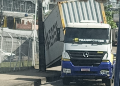 CARRETA TOMBA E INTERDITA TRECHO DA AVENIDA RODRIGO OTÁVIO NO JAPIIM EM MANAUS