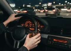 MULHER É PRESA POR DIRIGIR BÊBADA COM CRIANÇA COM NECESSIDADES ESPECIAIS E CAUSAR ACIDENTE EM MANAUS