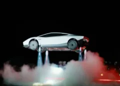 MUSK APRESENTA ‘CARRO VOADOR’ DA TESLA E QUE ATINGE 96 KM/H EM UM SEGUNDO